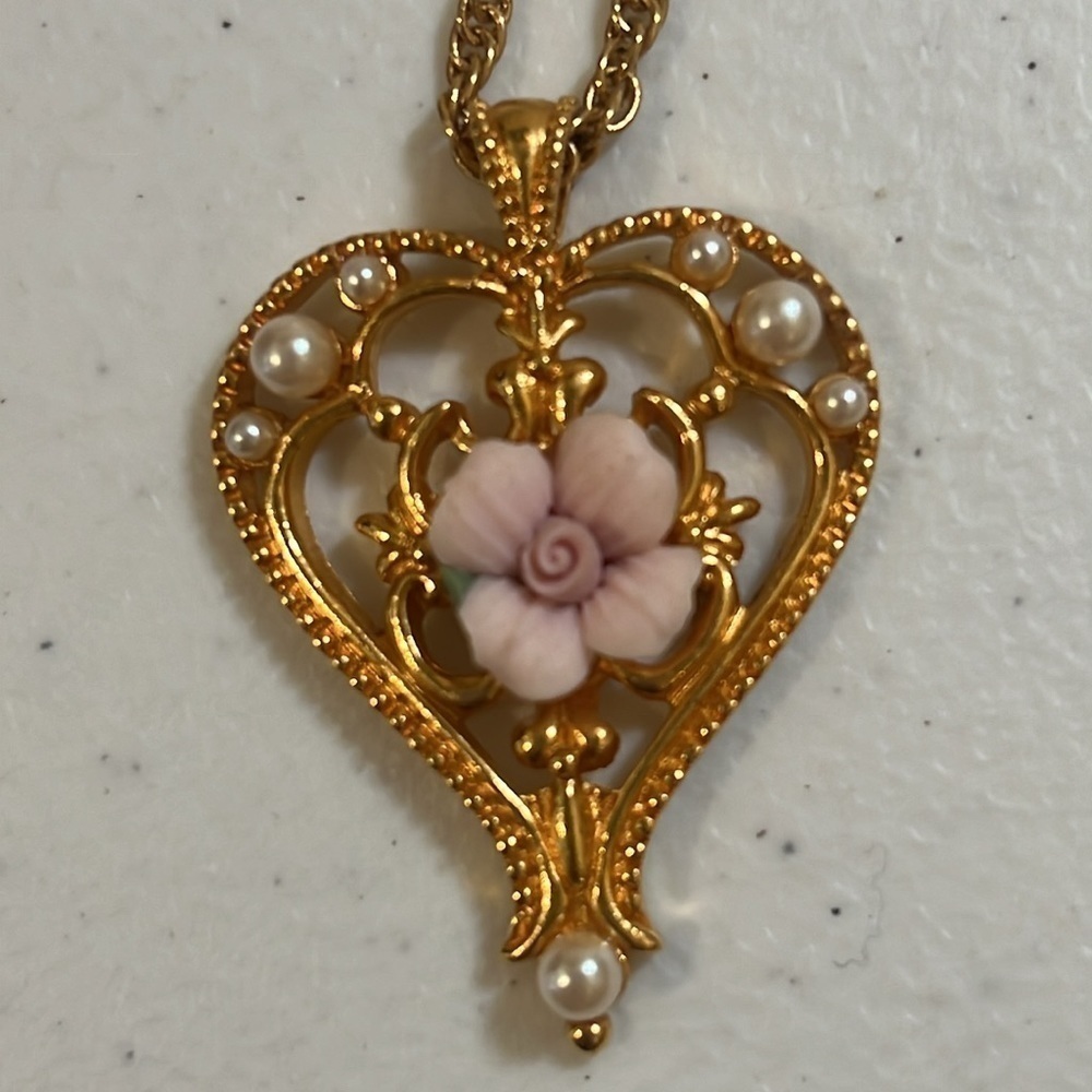 Avon VTG Goldtone Heart Pendant with Pink Porcelain Rose Center and Faux…